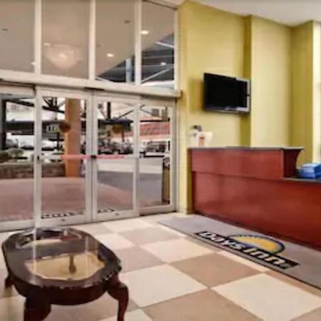 ניו יורק Days Inn By Wyndham Long Island City מראה חיצוני תמונה