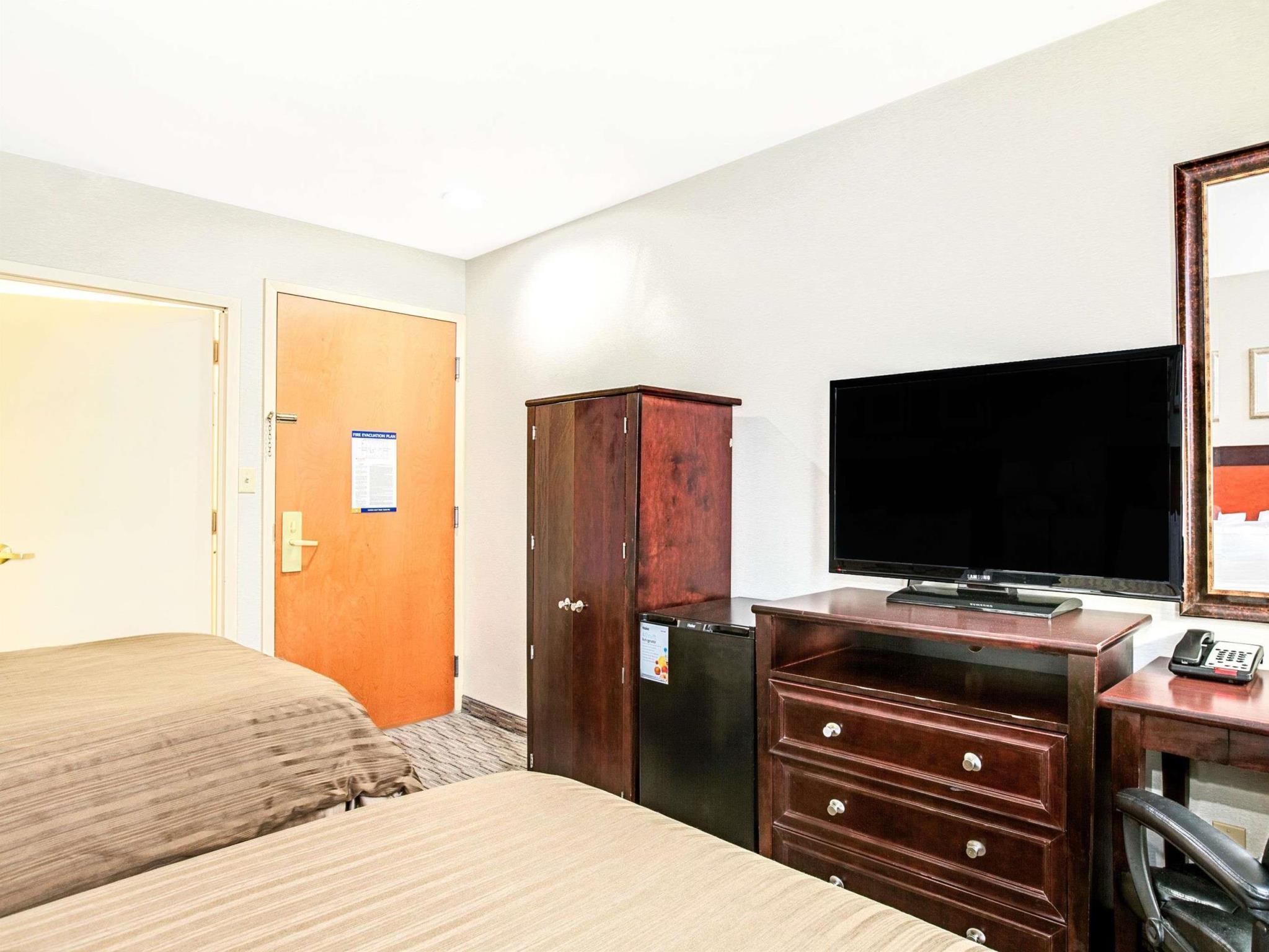ניו יורק Days Inn By Wyndham Long Island City מראה חיצוני תמונה