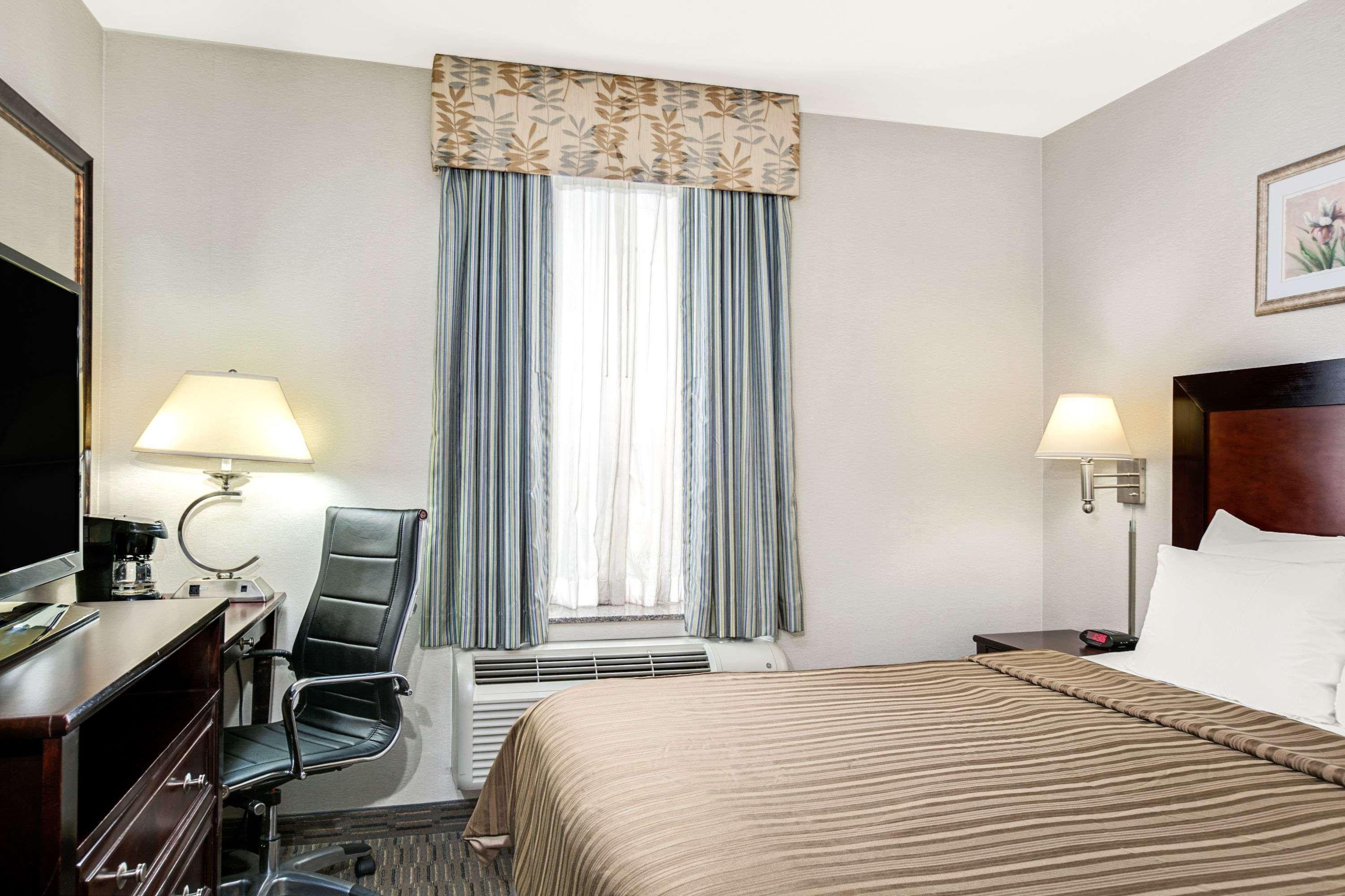 ניו יורק Days Inn By Wyndham Long Island City מראה חיצוני תמונה