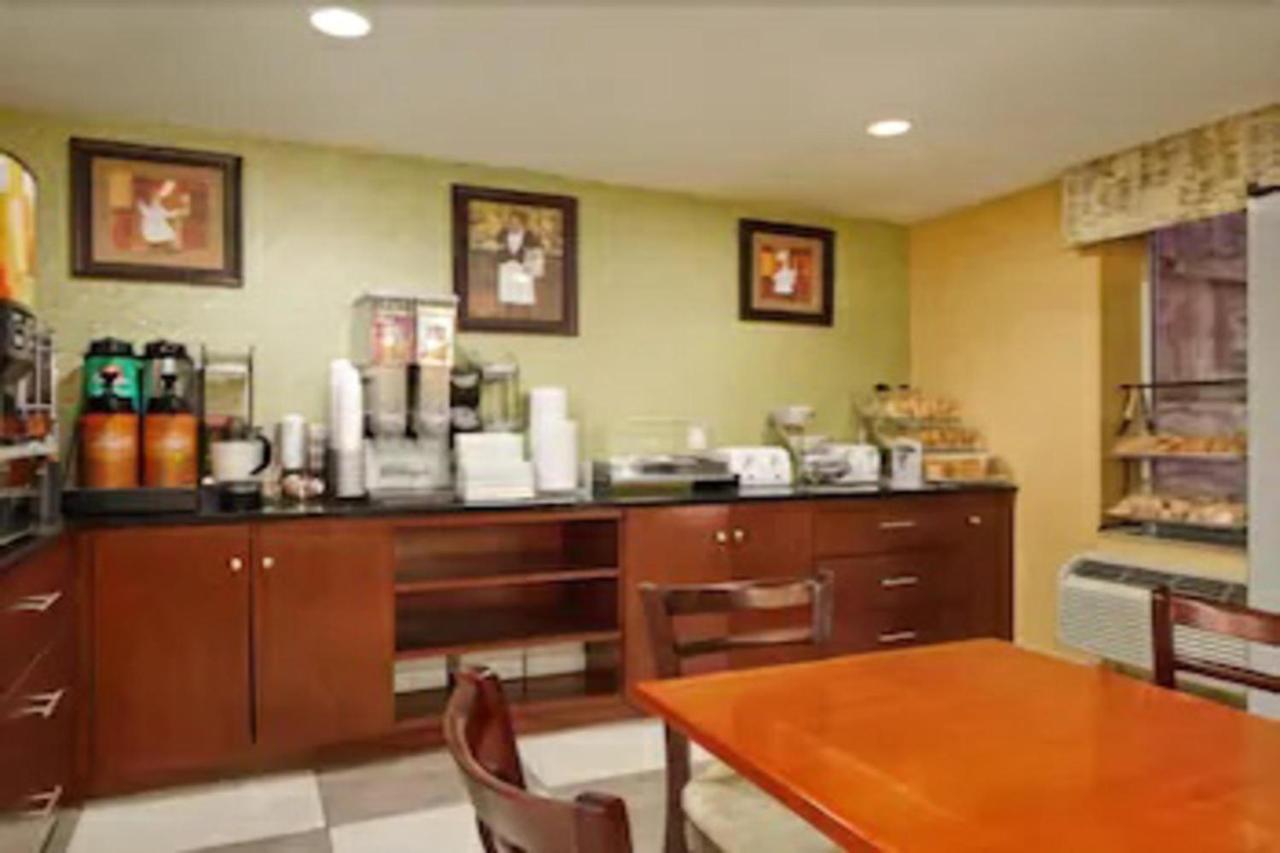 ניו יורק Days Inn By Wyndham Long Island City מראה חיצוני תמונה